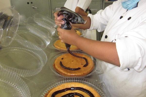 Pesar 120 grs. De Mermelada de zarzamora (con tara) y verterla en el pay del centro hacia afuera.