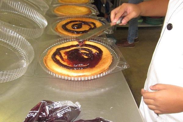 Untar la mermelada de zarzamora del centro hacia afuera para que quede uniforme.