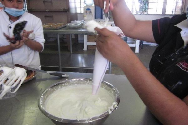 Rellenar la manga de la duya con el betún utilizando el miserable.