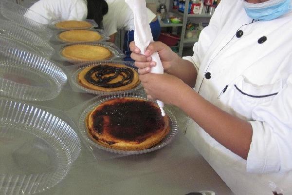 Decorar la circunferencia del pay finamente con el betún en la duya.